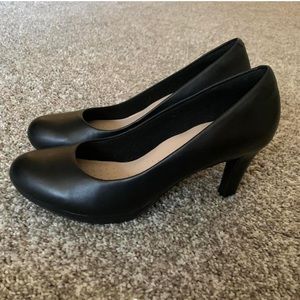 Clarks black pumps